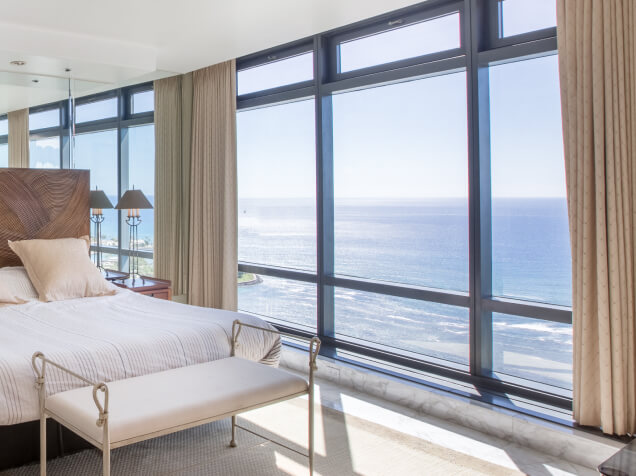 ベッドルームから見える海