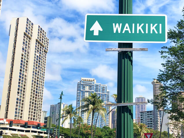ワイキキへの標識