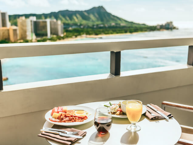 ダイヤモンドヘッドを眺める朝食