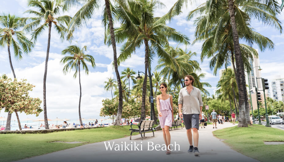 Waikiki Beachを歩くカップル